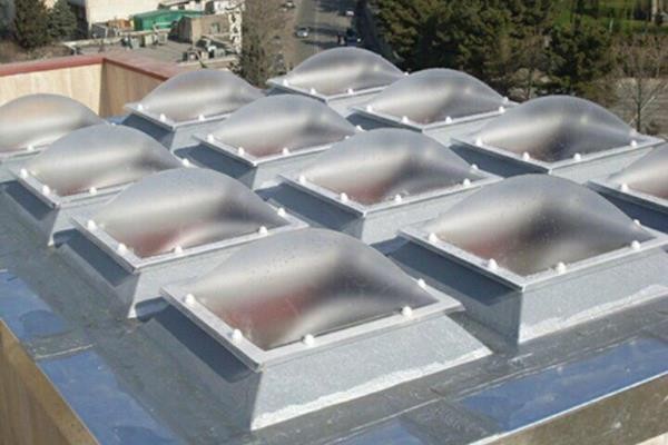 نورگیر حبابی سقفی روی ساختمان